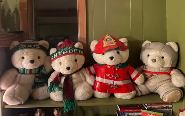 TRIPSHION SANTA BEAR LOGO GRAPHIC フーディー 9colors An official list of every Santa Bear made, from 1985-2007